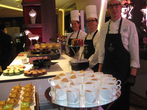 Desserttraumbuffet, die noch jungfräuliche Jubiläumstorte unter wunderschöner Glasdecke des Vier Jahreszeiten